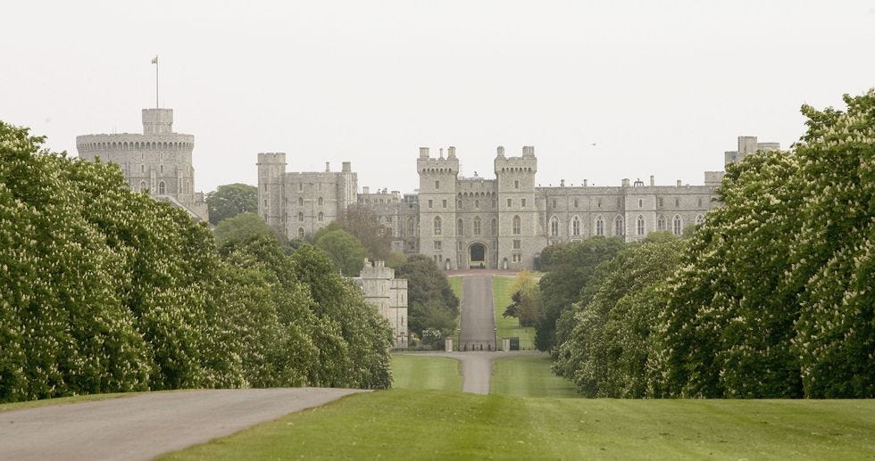 Atmospheric phenomenon, Castle, Building, Grass, Tree, Estate, Palace, Architecture, Stately home, Château, 