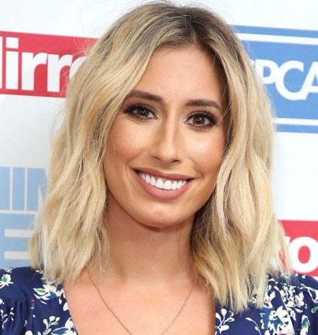 Hair, Face, Hairstyle, Blond, Eyebrow, Chin, Lip, Layered hair, Long hair, Hair coloring, 