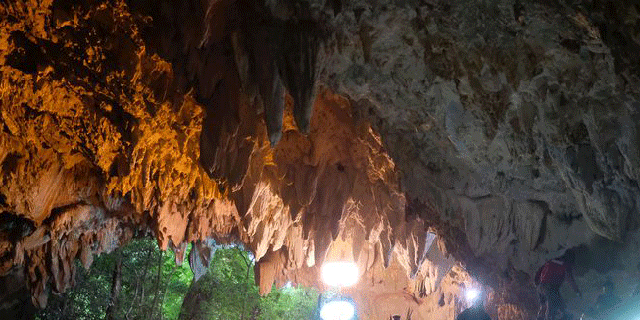 Formation, Cave, Geological phenomenon, Caving, Geology, Night, Stalactite, Sky, Lava tube, Darkness, 
