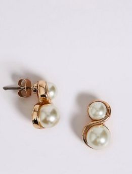 Earrings, Pearl, Jewellery, Fashion accessory, Gemstone, Beige, Body jewelry, Ear, Natural material, Metal, 