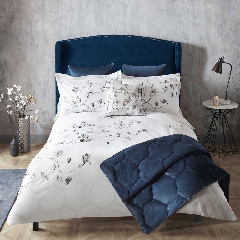Bedding, Pillow, Bed sheet, Furniture, Duvet cover, Textile, Cushion, Duvet, Linens, Bed, 