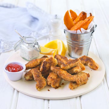 Food, Fried food, Ingredient, Finger food, Deep frying, Produce, Tableware, Dish, Chicken meat, Fast food, 