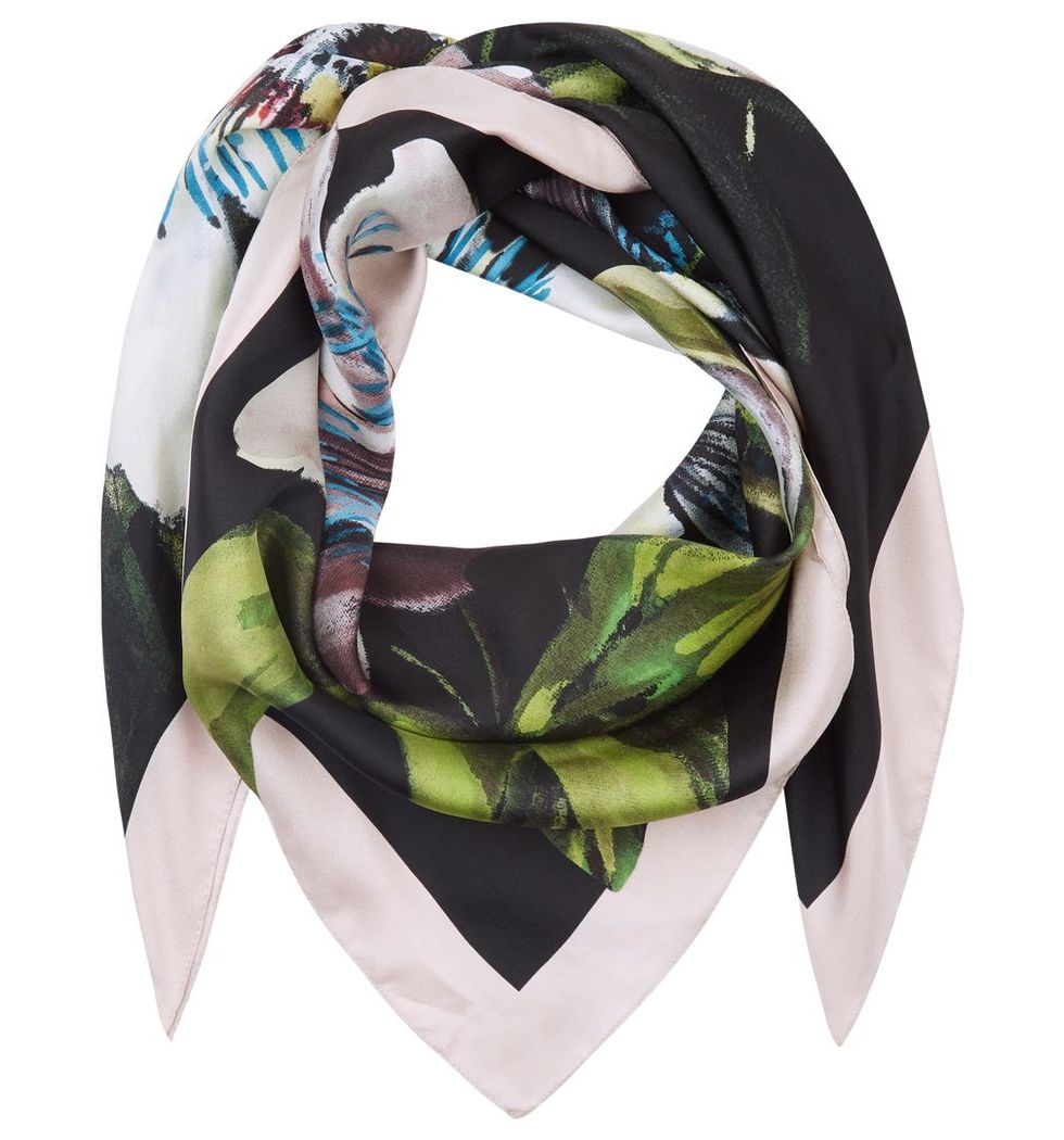 Scarf, Green, Clothing, Fashion accessory, Stole, Headgear, Pattern, Camouflage, Hair accessory, 
