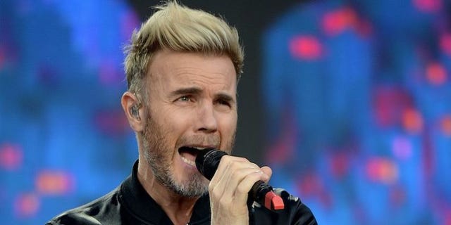 Music artist, Singer, Singing, Song, Performance, Microphone, Nose, Facial hair, Performing arts, Event, 