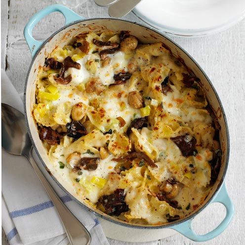 Leek and mushroom pasta bake