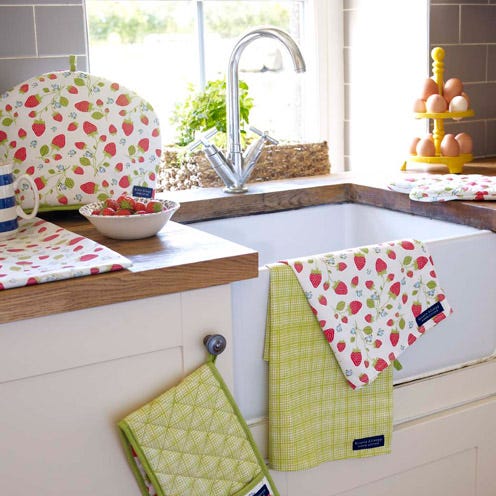 Textile, Room, Tap, Pattern, Plumbing fixture, Ceramic, Home accessories, Rectangle, Porcelain, Sink, 