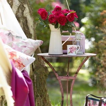 Petal, Pink, Tablecloth, Cut flowers, Linens, Flower Arranging, Magenta, Flowering plant, Home accessories, Vase, 