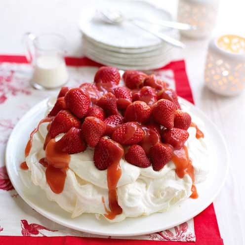 Serveware, Food, Dishware, Sweetness, Dessert, Ingredient, Fruit, Cuisine, Whipped cream, Strawberry, 