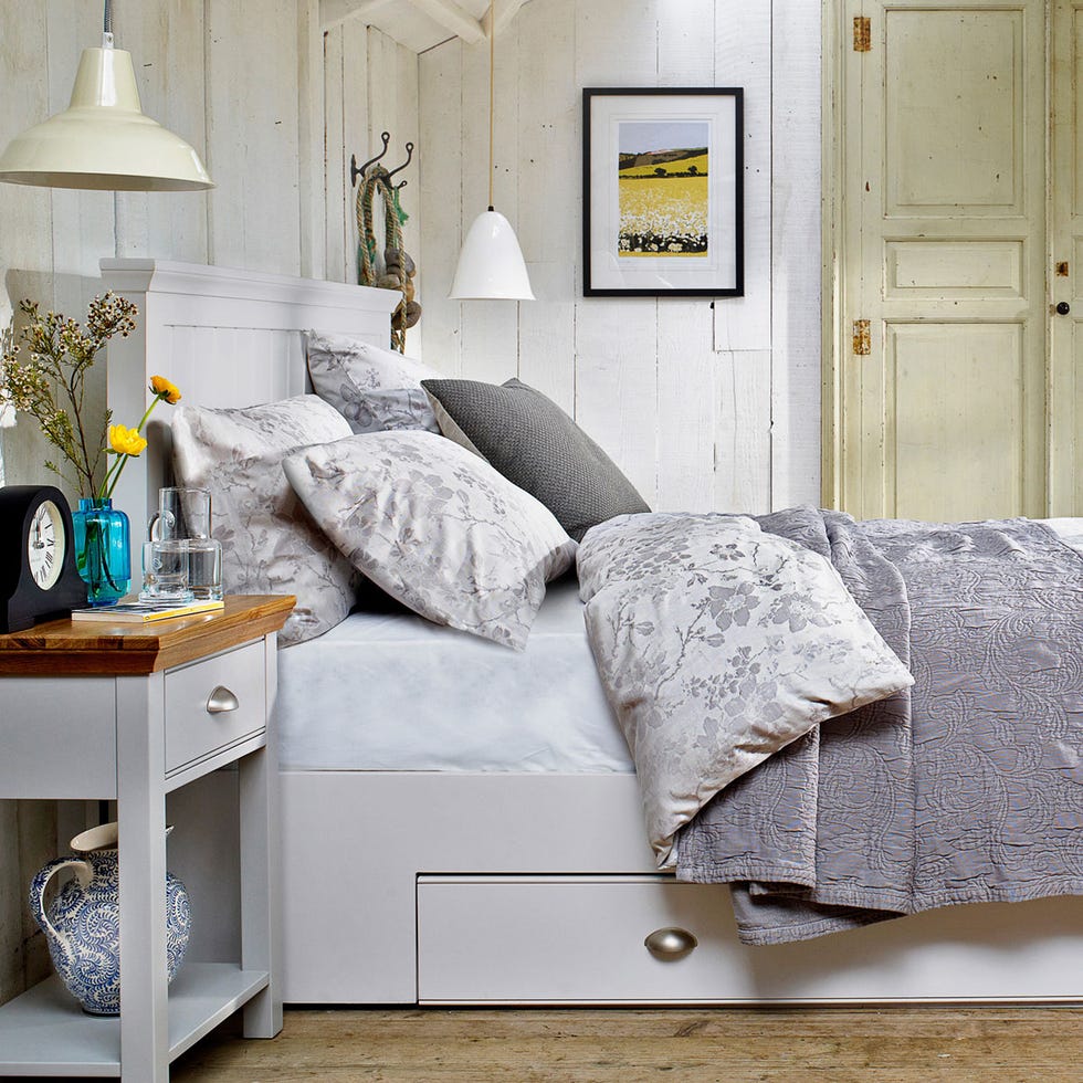 Wood, Room, Interior design, Property, Wall, Textile, Home, Lamp, White, Furniture, 