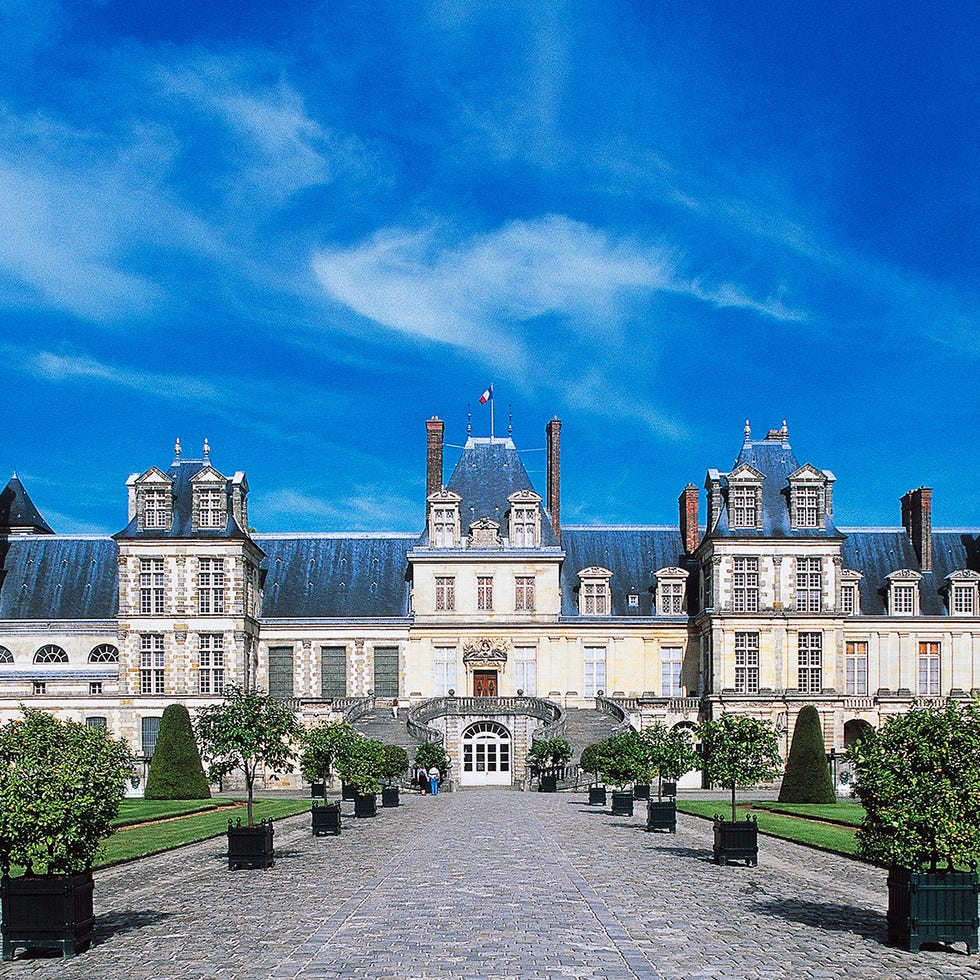 Palace, Mansion, Official residence, Classical architecture, Manor house, Stately home, Courtyard, Estate, Hedge, Cobblestone, 