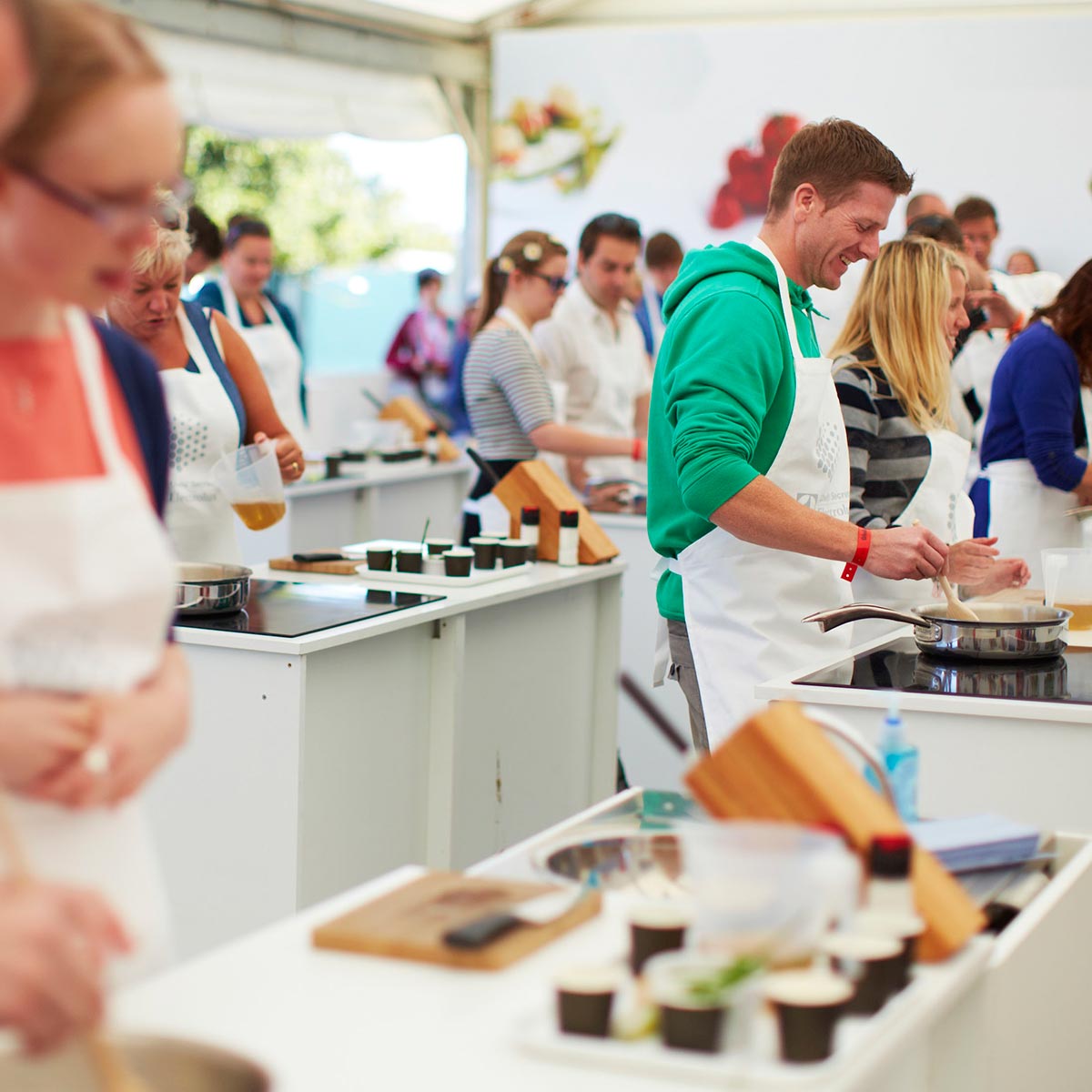 Cook, Cooking, Service, Kitchen, Countertop, Customer, Chef, Restaurant, Culinary art, Bowl, 