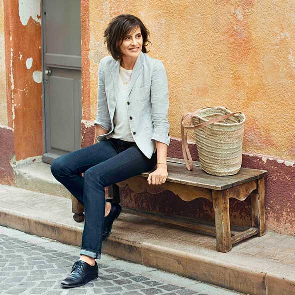 Clothing, Leg, Trousers, Denim, Jeans, Outerwear, Style, Street fashion, Sitting, Knee, 
