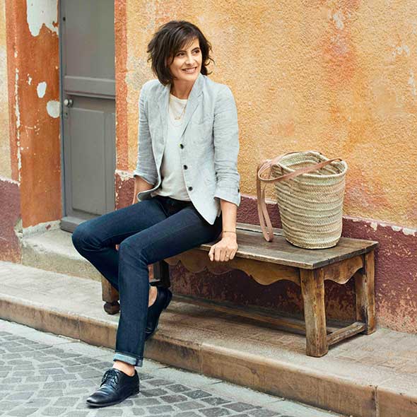 Clothing, Leg, Trousers, Denim, Jeans, Outerwear, Style, Street fashion, Sitting, Knee, 