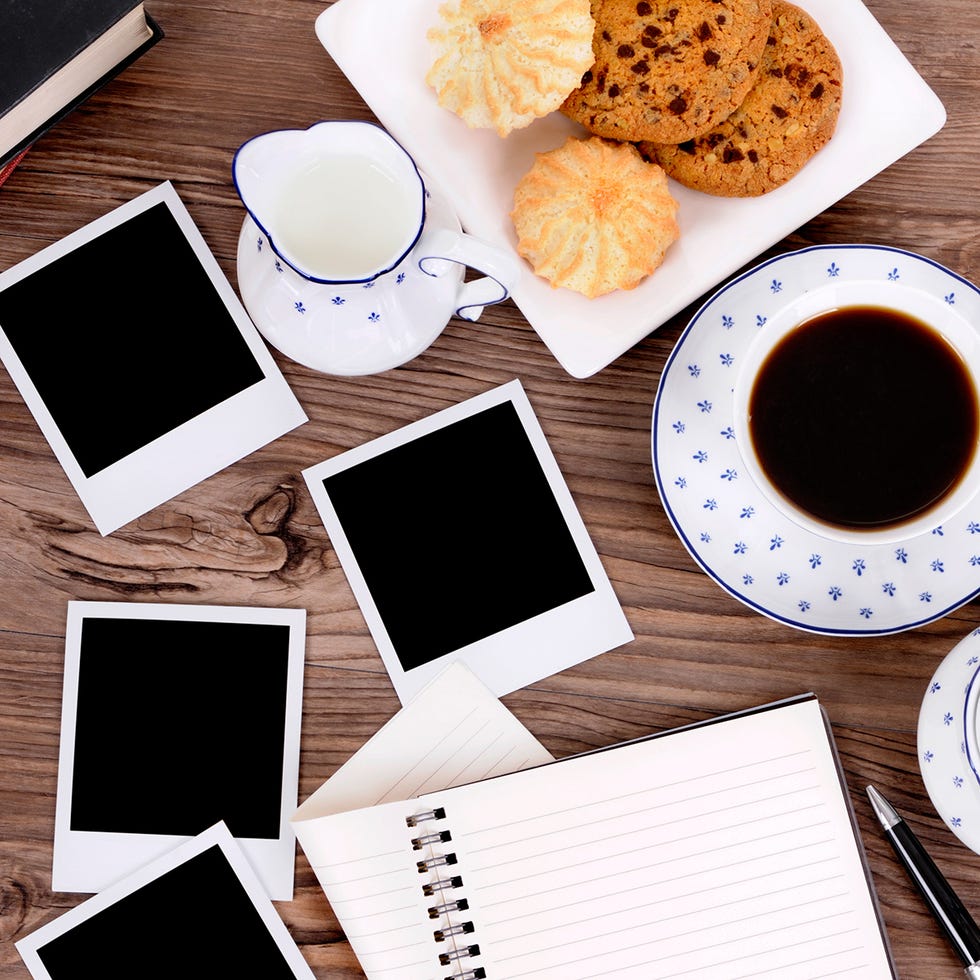 Serveware, Product, Dishware, Coffee cup, Electronic device, Cuisine, Display device, Ingredient, Drinkware, Table, 