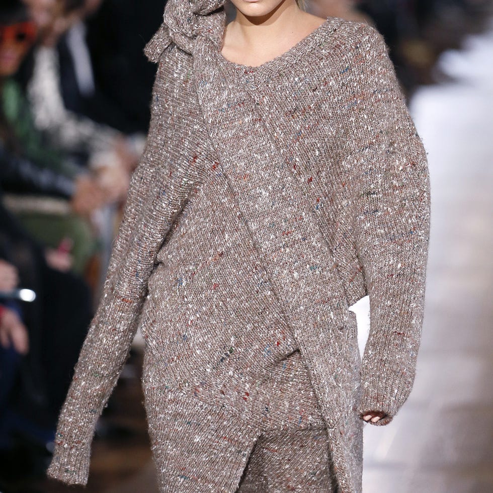 Clothing, Sleeve, Shoulder, Style, Fashion show, Fashion model, Street fashion, Fashion, Winter, Fashion design, 
