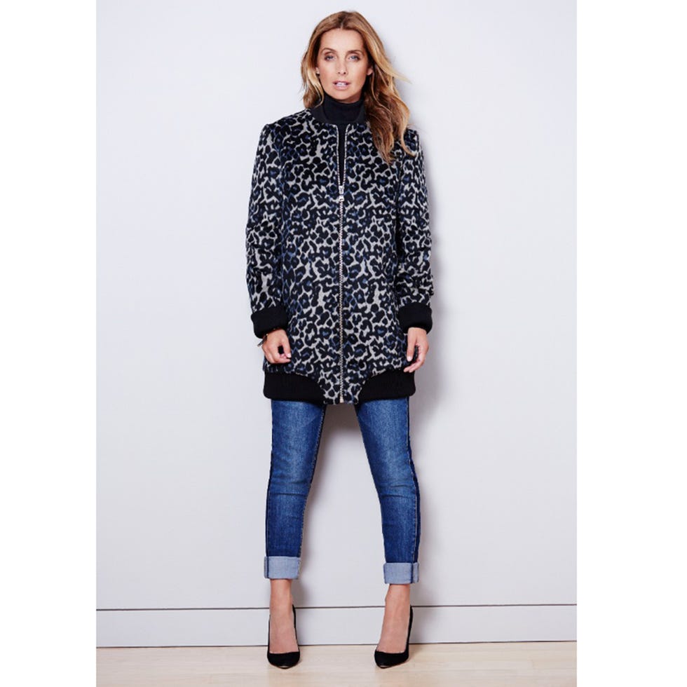 Clothing, Leg, Sleeve, Human body, Shoulder, Textile, Denim, Joint, Outerwear, Standing, 