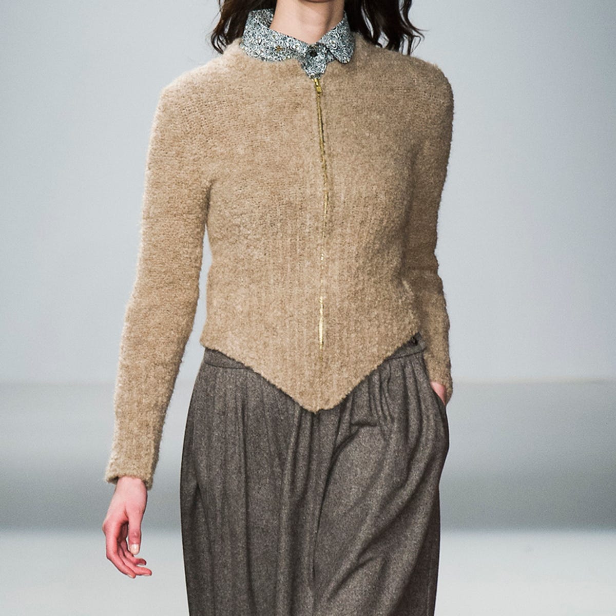 Sleeve, Human body, Shoulder, Textile, Joint, Style, Fashion, Neck, Waist, Fashion model, 