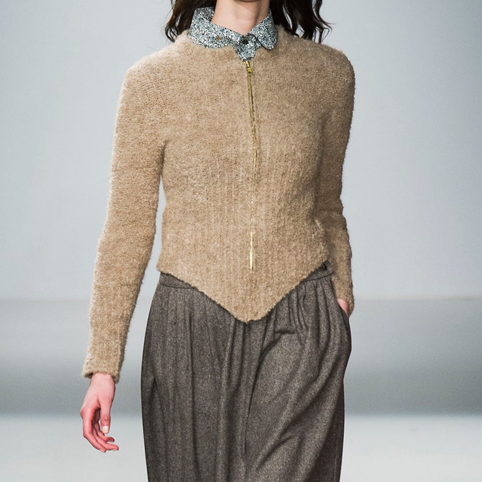 Sleeve, Human body, Shoulder, Textile, Joint, Style, Fashion, Neck, Waist, Fashion model, 