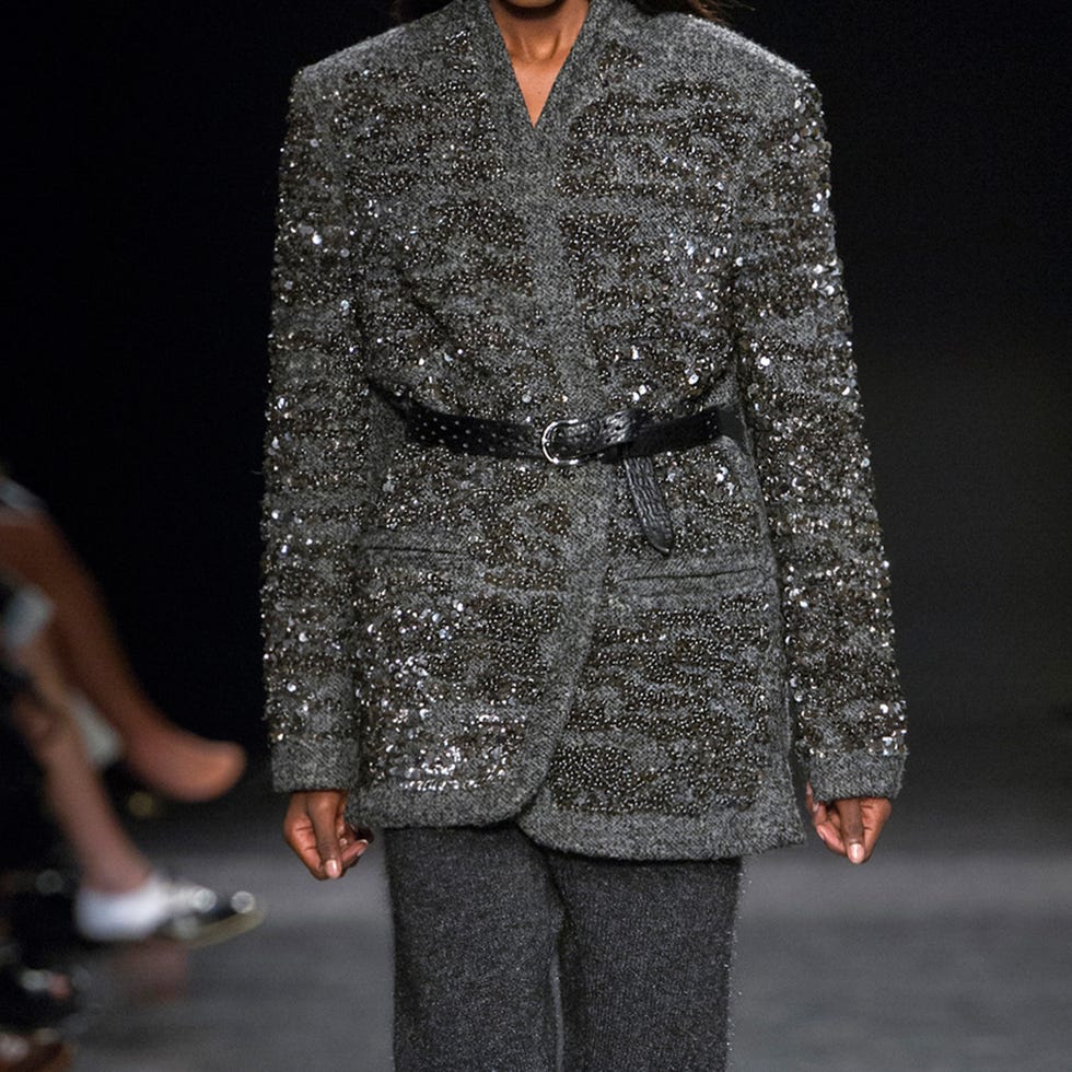 Sleeve, Textile, Collar, Joint, Outerwear, Street fashion, Fashion, Fashion show, Pattern, Fashion model, 