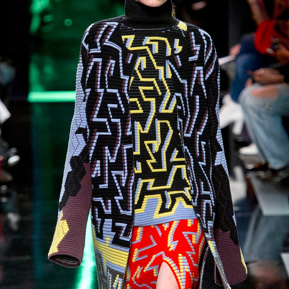Sleeve, Textile, Pattern, Street fashion, Fashion, Fashion model, Fashion show, Waist, Back, Design, 