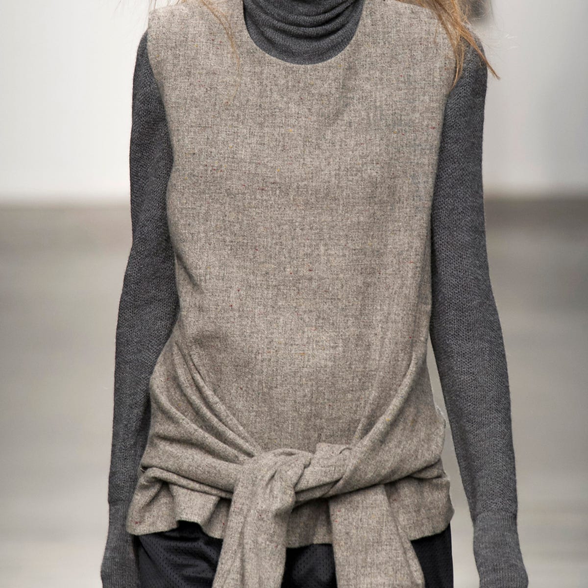 Sleeve, Textile, Woolen, Wool, Fashion, Neck, Grey, Sweater, Knitting, Fashion design, 