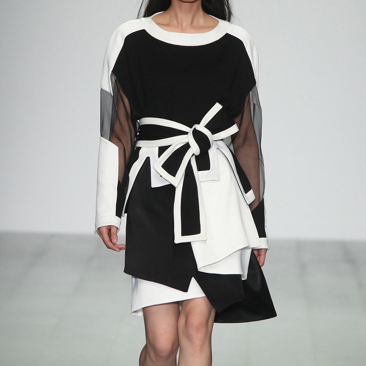 Sleeve, Shoulder, Textile, Joint, Style, Dress, Fashion model, Fashion, Knee, Waist, 