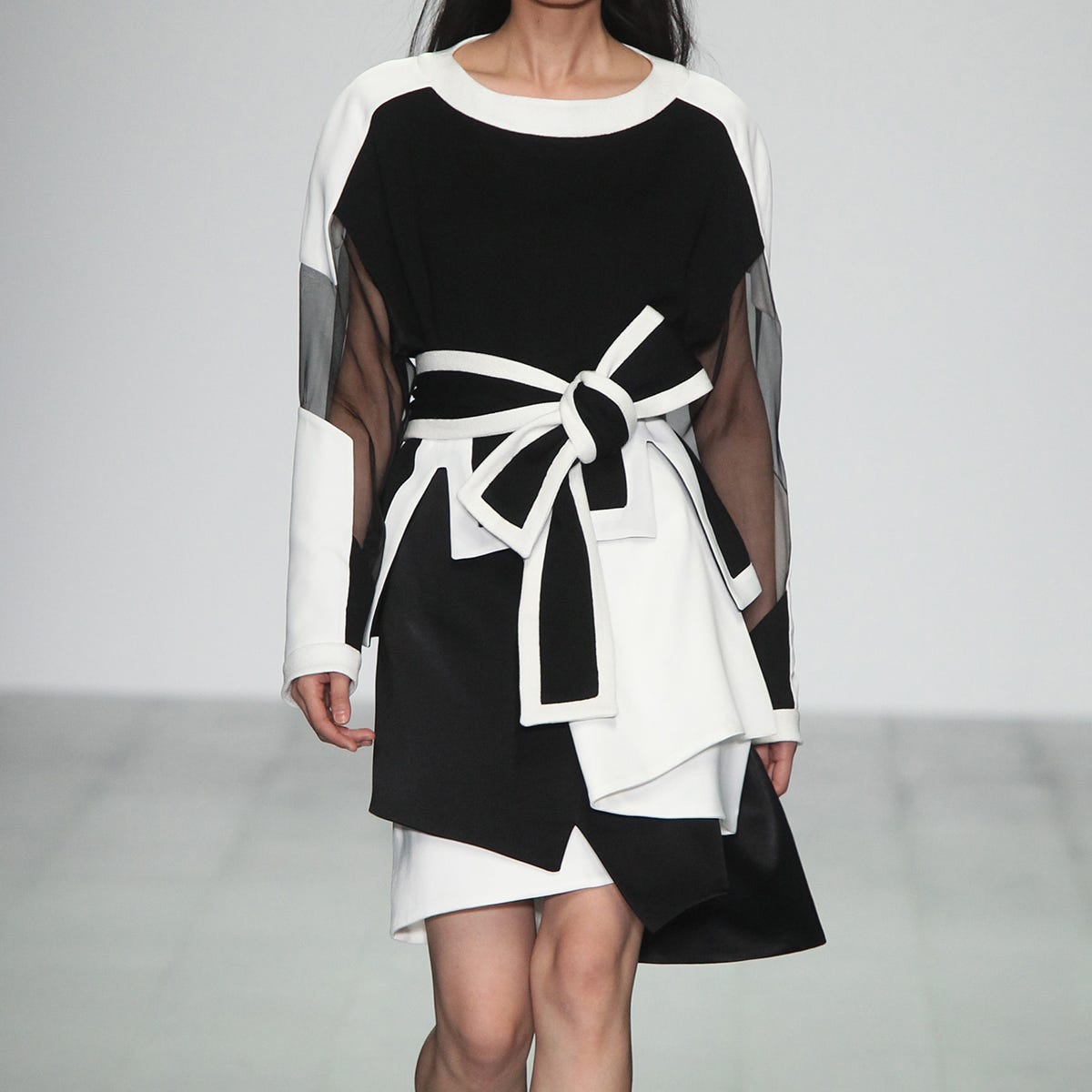 Sleeve, Shoulder, Textile, Joint, Style, Dress, Fashion model, Fashion, Knee, Waist, 