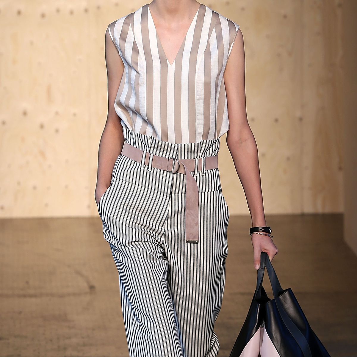 Sleeve, Collar, Textile, Pattern, Fashion, Bag, Beige, Luggage and bags, Fashion design, Pattern, 