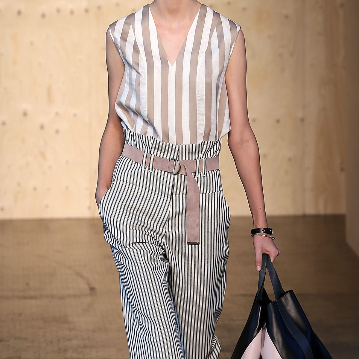 Sleeve, Collar, Textile, Pattern, Fashion, Bag, Beige, Luggage and bags, Fashion design, Pattern, 
