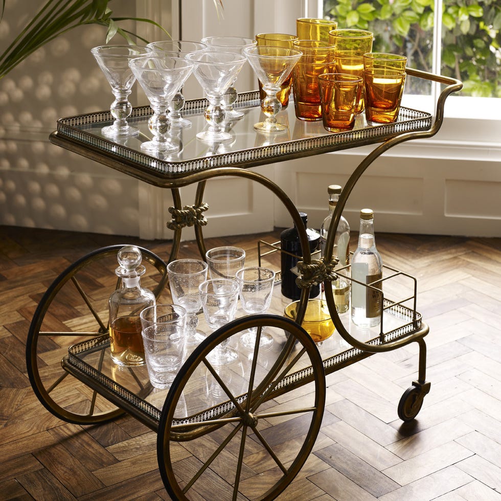 Spoke, Serveware, Bicycle wheel rim, Rim, Barware, Interior design, Bicycle, Houseplant, Bicycle accessory, Candle holder, 