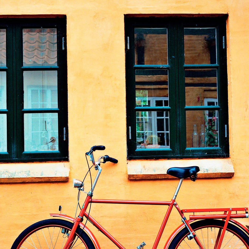Wheel, Bicycle tire, Bicycle frame, Tire, Bicycle wheel, Bicycle wheel rim, Bicycle fork, Bicycle handlebar, Bicycle part, Window, 