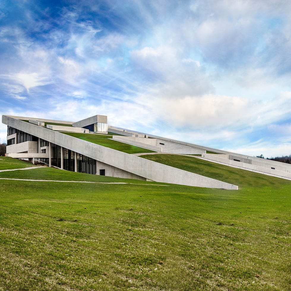 Grass, Daytime, Cloud, Plain, Land lot, Grassland, Lawn, Pasture, Urban design, Meadow, 