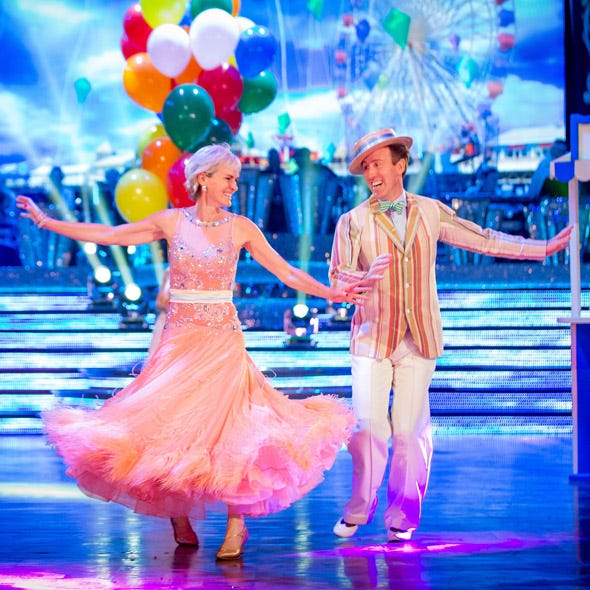 Entertainment, Performing arts, Event, Balloon, Performance, Dancer, Stage, Dance, Artist, Performance art, 