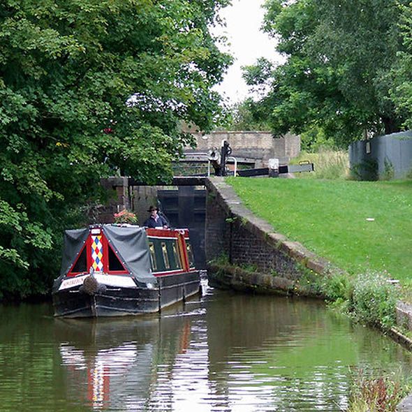 Body of water, Waterway, Channel, Watercraft, Water, Canal, Boat, Watercourse, Bank, Boats and boating--Equipment and supplies, 