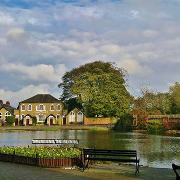 Bench, Waterway, Bank, Outdoor bench, Park, Cumulus, Outdoor furniture, Lake, Channel, Meteorological phenomenon, 