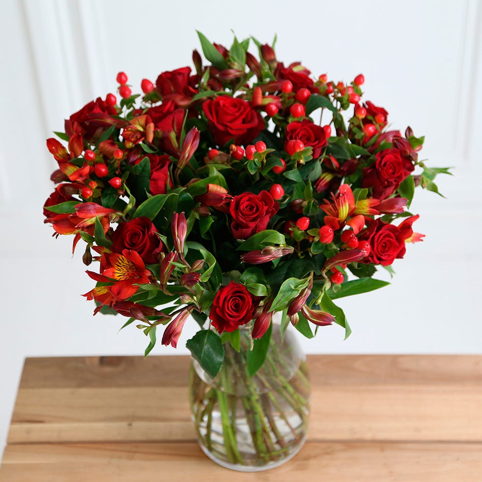 Bouquet, Petal, Flower, Red, Cut flowers, Floristry, Centrepiece, Flower Arranging, Flowering plant, Interior design, 