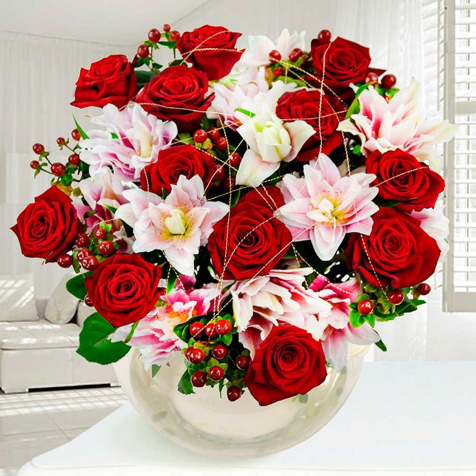 Petal, Bouquet, Flower, Red, Cut flowers, Floristry, Pink, Garden roses, Rose family, Flowering plant, 