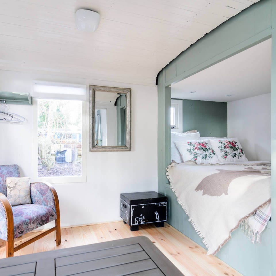 Wood, Room, Interior design, Property, Wall, Bed, Textile, Floor, Furniture, Chest of drawers, 