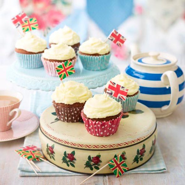 Cupcake, Serveware, Food, Sweetness, Dessert, Baked goods, Cuisine, Dishware, Coffee cup, Baking cup, 