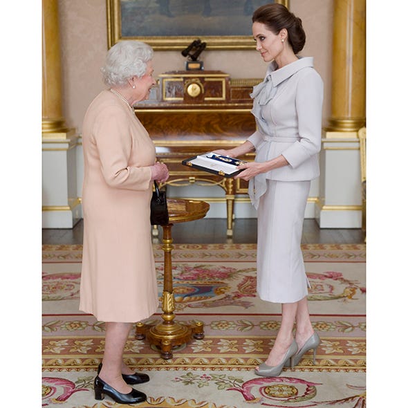Leg, Human body, Musical instrument, Flooring, Keyboard, Piano, Foot, Suit trousers, Classic, Vintage clothing, 