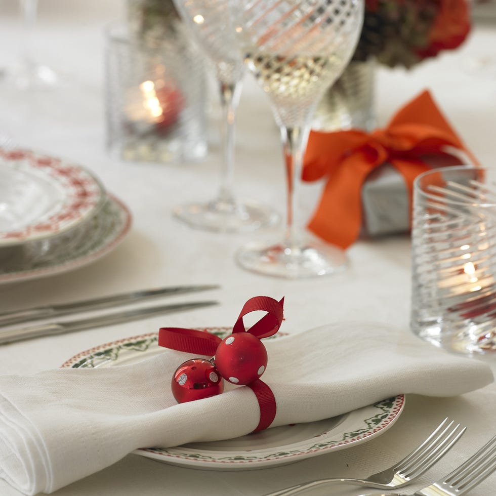 Serveware, Dishware, Stemware, Glass, Drinkware, Napkin, Wine glass, White, Tableware, Tablecloth, 