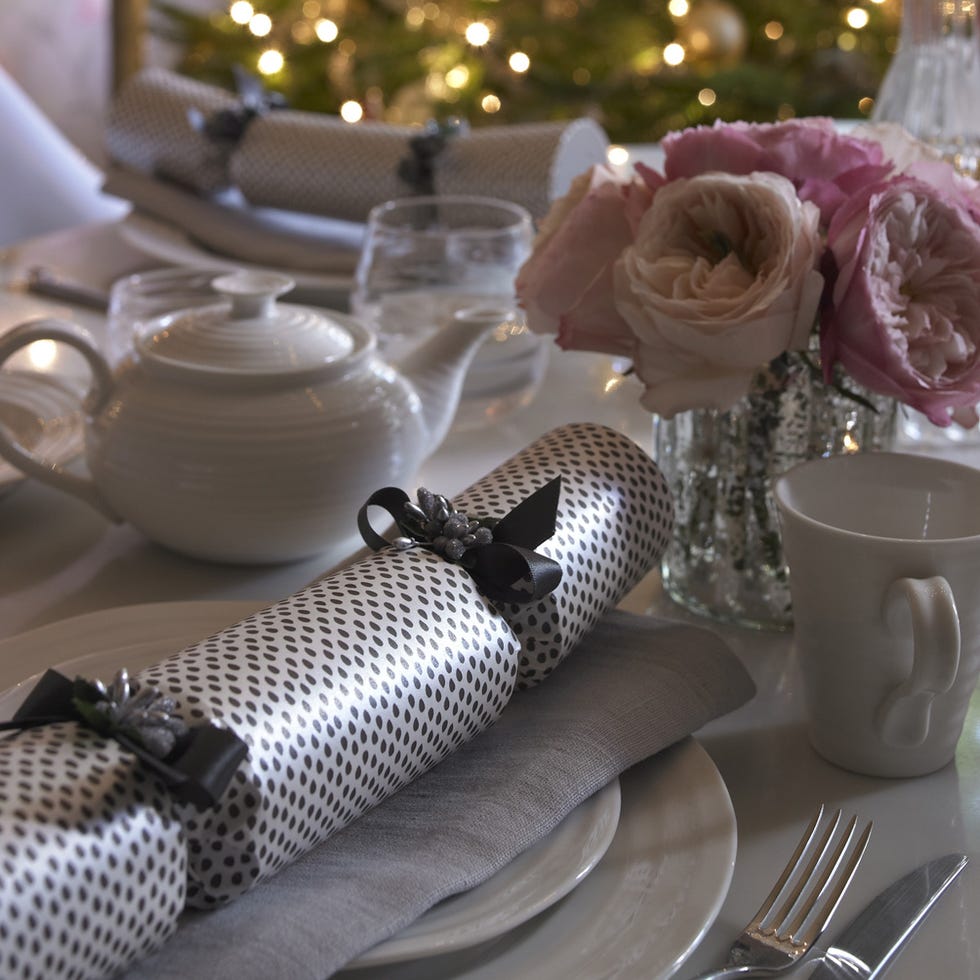 Serveware, Dishware, Porcelain, Drinkware, Tableware, Petal, Centrepiece, Cutlery, Ceramic, Kitchen utensil, 