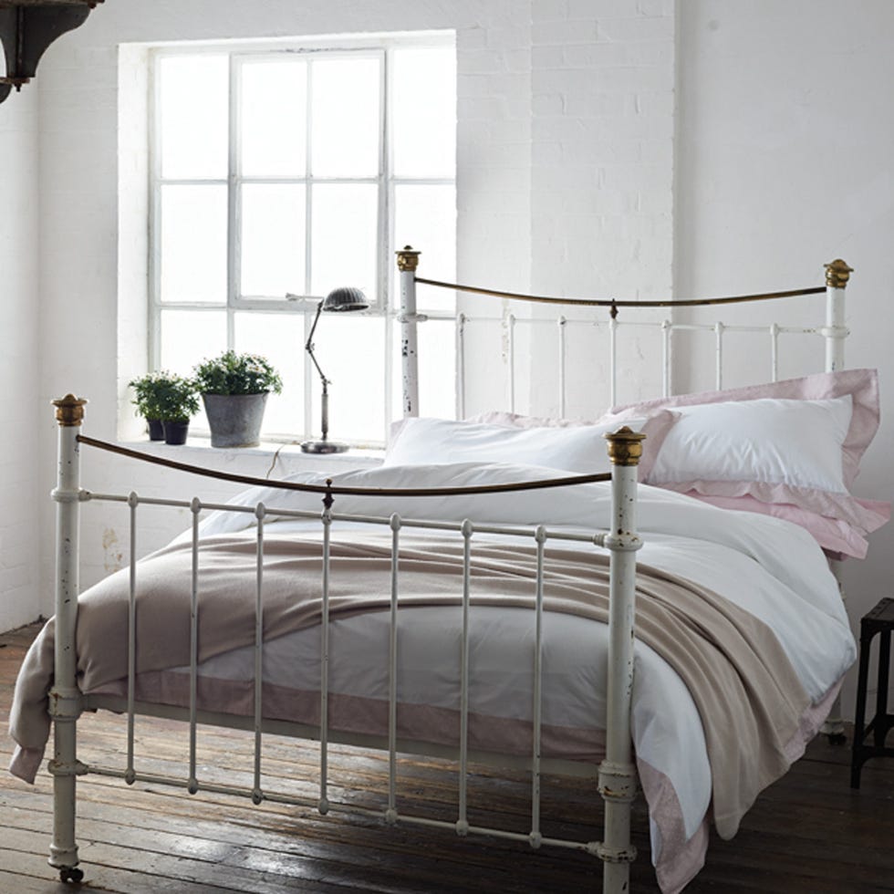 Bed, Product, Room, Interior design, Property, Bedding, Textile, Architecture, Bed frame, Wall, 