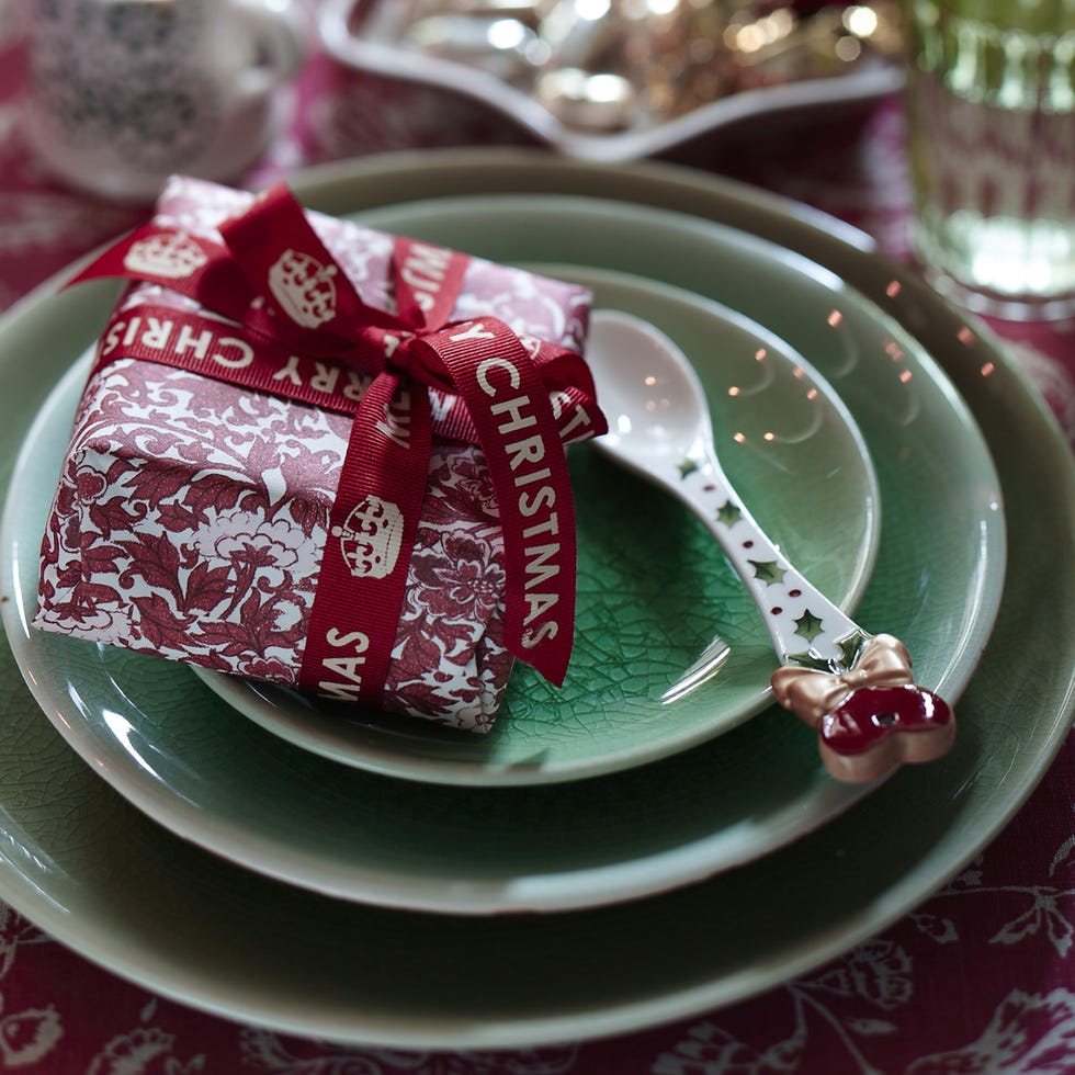 Serveware, Dishware, Drinkware, Plate, Kitchen utensil, Ceramic, Porcelain, Present, Gift wrapping, Sweetness, 
