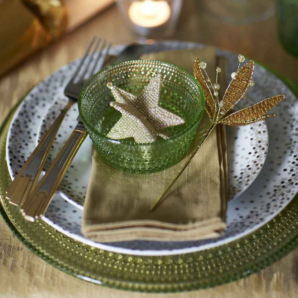 Dishware, Serveware, Kitchen utensil, Home accessories, Cutlery, Silver, Embellishment, Fork, Platter, 