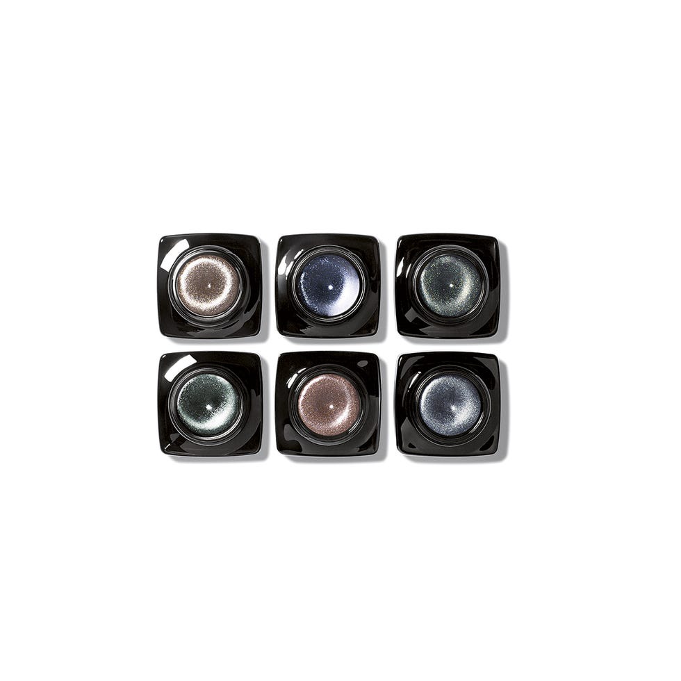 Circle, Camera lens, Silver, Cameras & optics, Lens, Still life photography, Optical instrument, Carbon, Camera accessory, Plastic, 