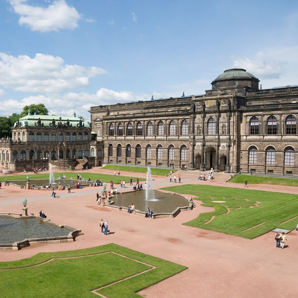 Architecture, Landmark, Palace, Garden, Town square, Classical architecture, Park, Water feature, Plaza, Official residence, 
