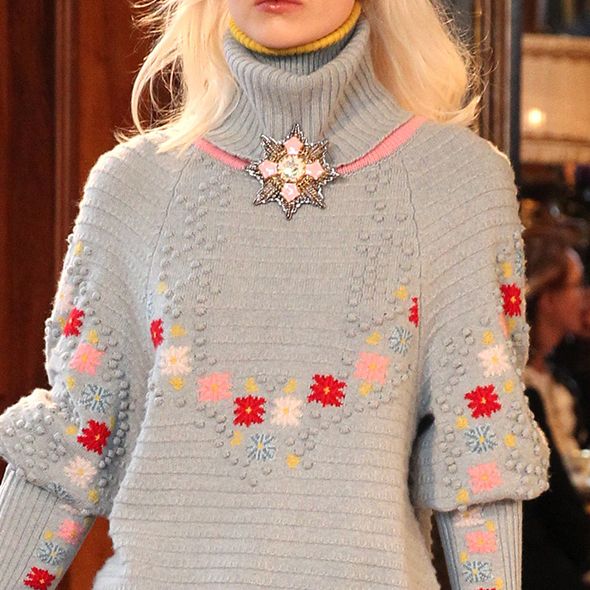 Sleeve, Shoulder, Textile, Joint, Fashion, Neck, Street fashion, Sweater, Creative arts, Blond, 