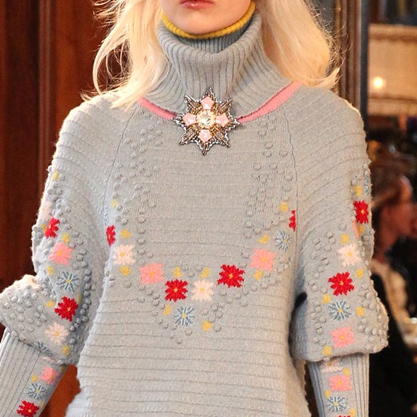 Sleeve, Shoulder, Textile, Joint, Fashion, Neck, Street fashion, Sweater, Creative arts, Blond, 