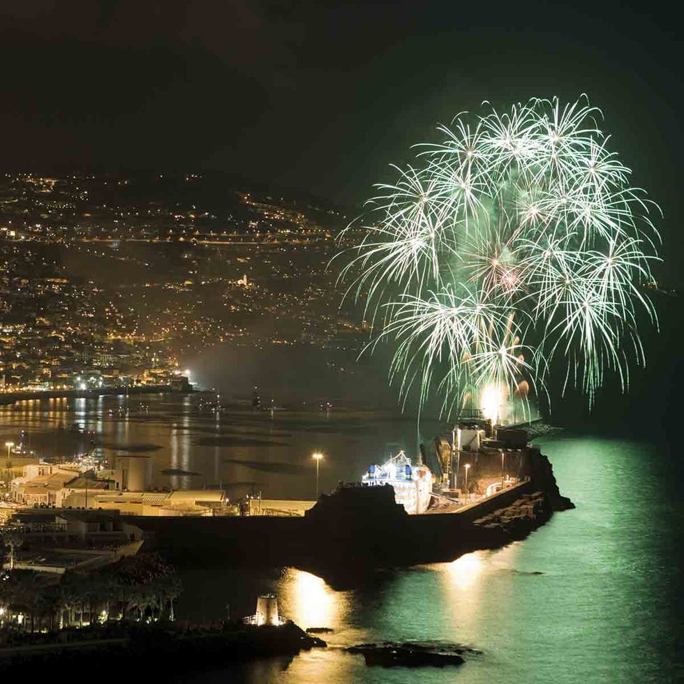 Night, Water resources, Water, Waterway, Watercraft, Midnight, Bank, Metropolitan area, World, Fireworks, 